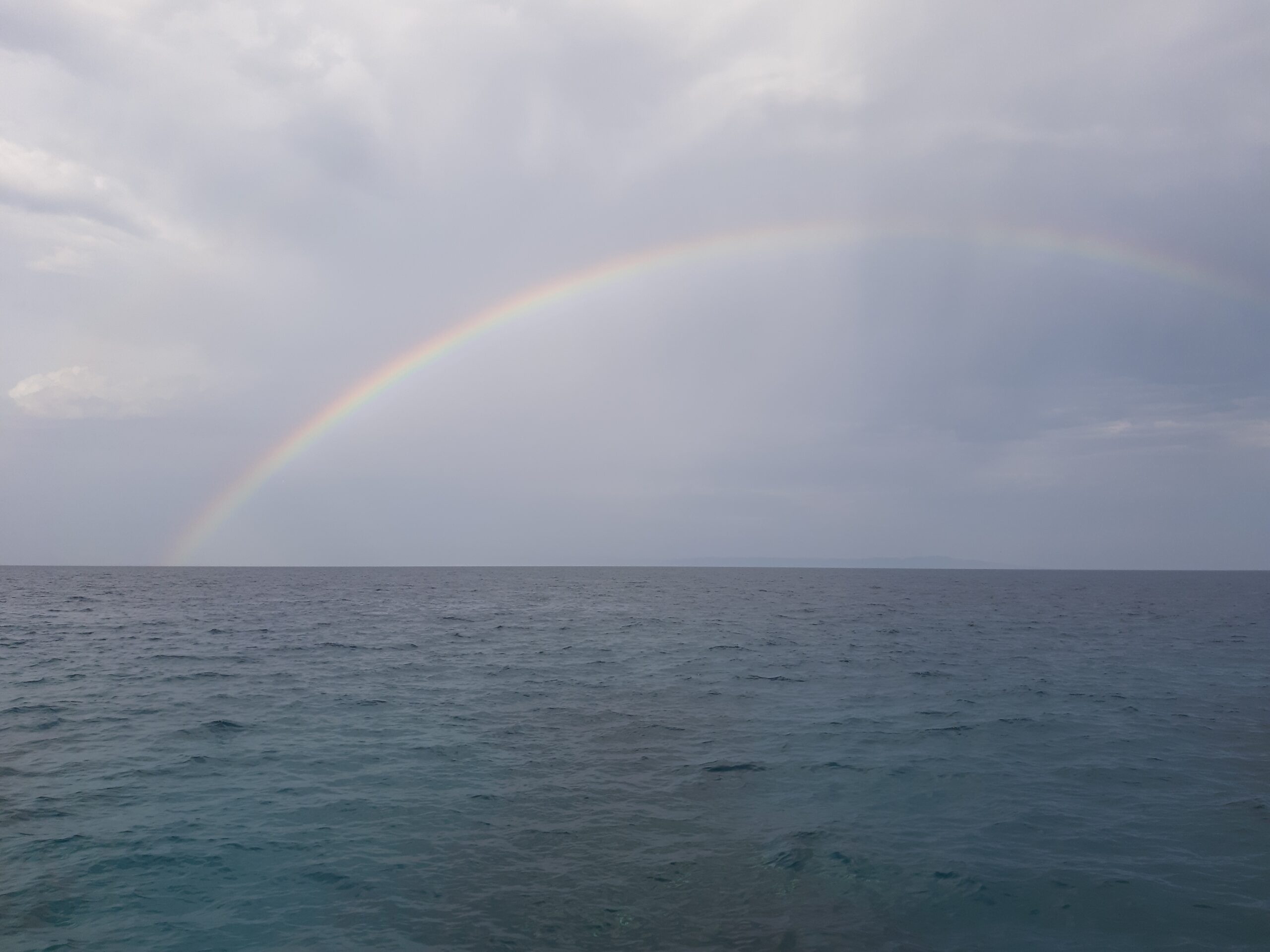 Tauchen unter dem Regenbogen