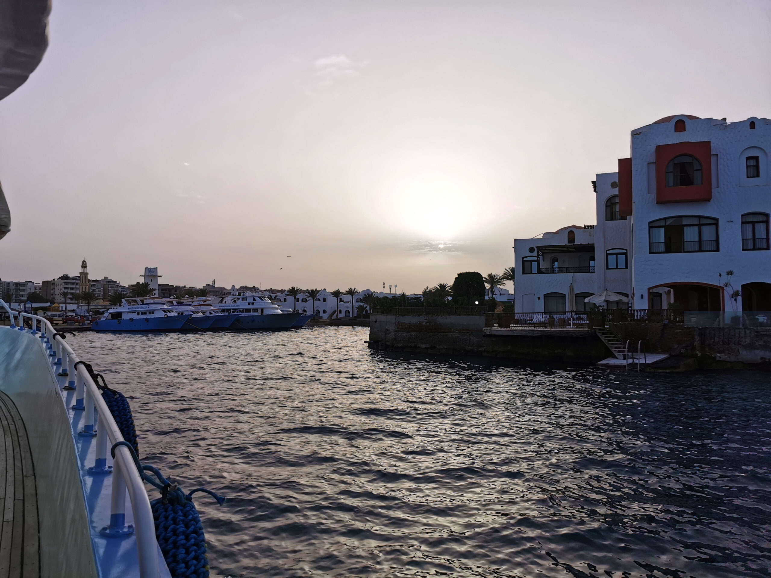 BWDR-Sonnenuntergang-Einfahrt-Hafen-Foto-Ami-4x3